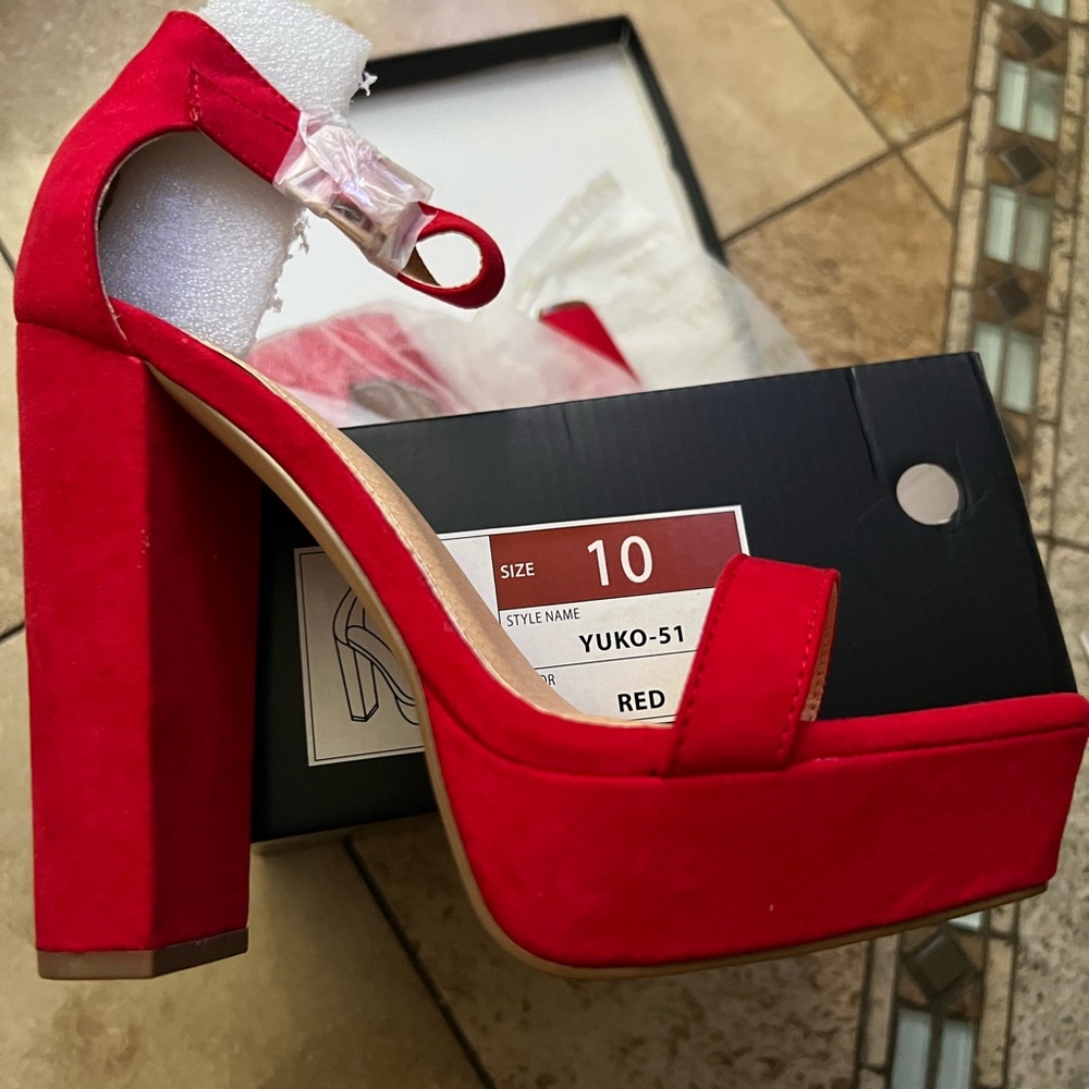 Red platform heels - Picture 3 of 4